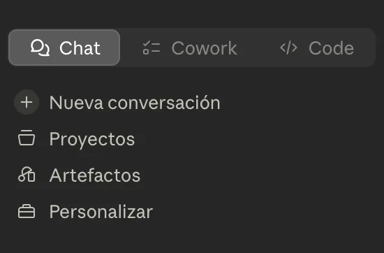 Barra lateral de Claude con las pestañas Chat, Cowork y Code, y las opciones Nueva conversación, Proyectos, Artefactos y Personalizar