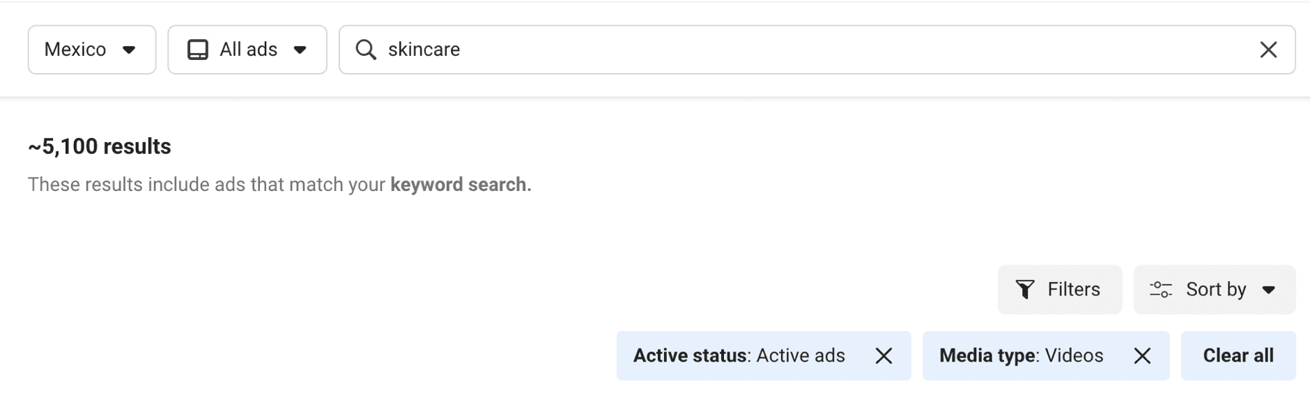 La Biblioteca de Anuncios de Meta con el país en Mexico, el tipo en All ads, la palabra skincare en el buscador, el conteo de ~5,100 resultados y los dos filtros aplicados: Active status Active ads y Media type Videos