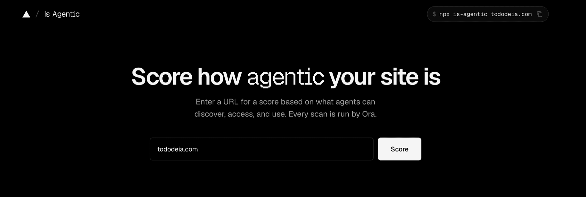 La portada de Is Agentic con el campo de URL, el dominio tododeia.com escrito y el botón Score