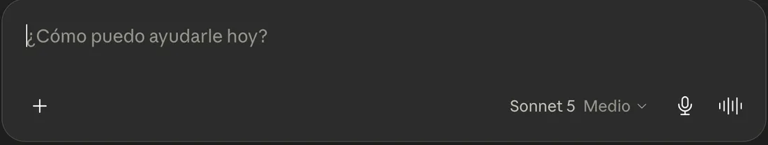 Barra de chat de claude.ai con el nombre del modelo abajo: “Sonnet 5 · Medio”