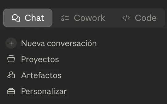 Barra lateral de Claude con las pestañas Chat, Cowork y Code, y las opciones Nueva conversación, Proyectos, Artefactos y Personalizar